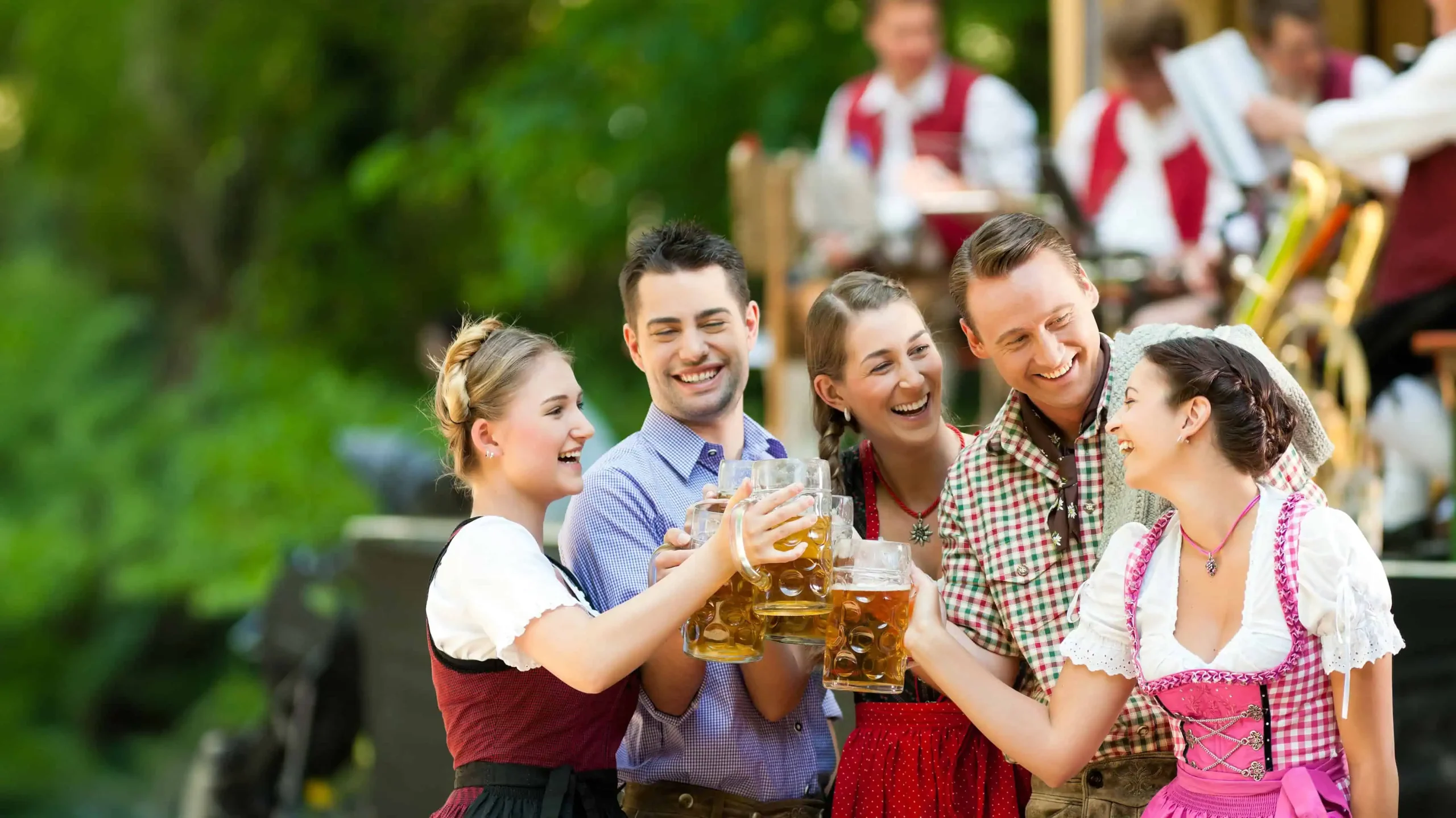 An Image of people dressed in traditional Dirndl and Lederhosen.